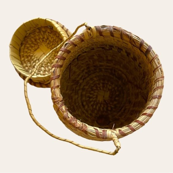 Hand-Woven Sweetgrass Basket with Lid and Handle - Picture 4 of 8